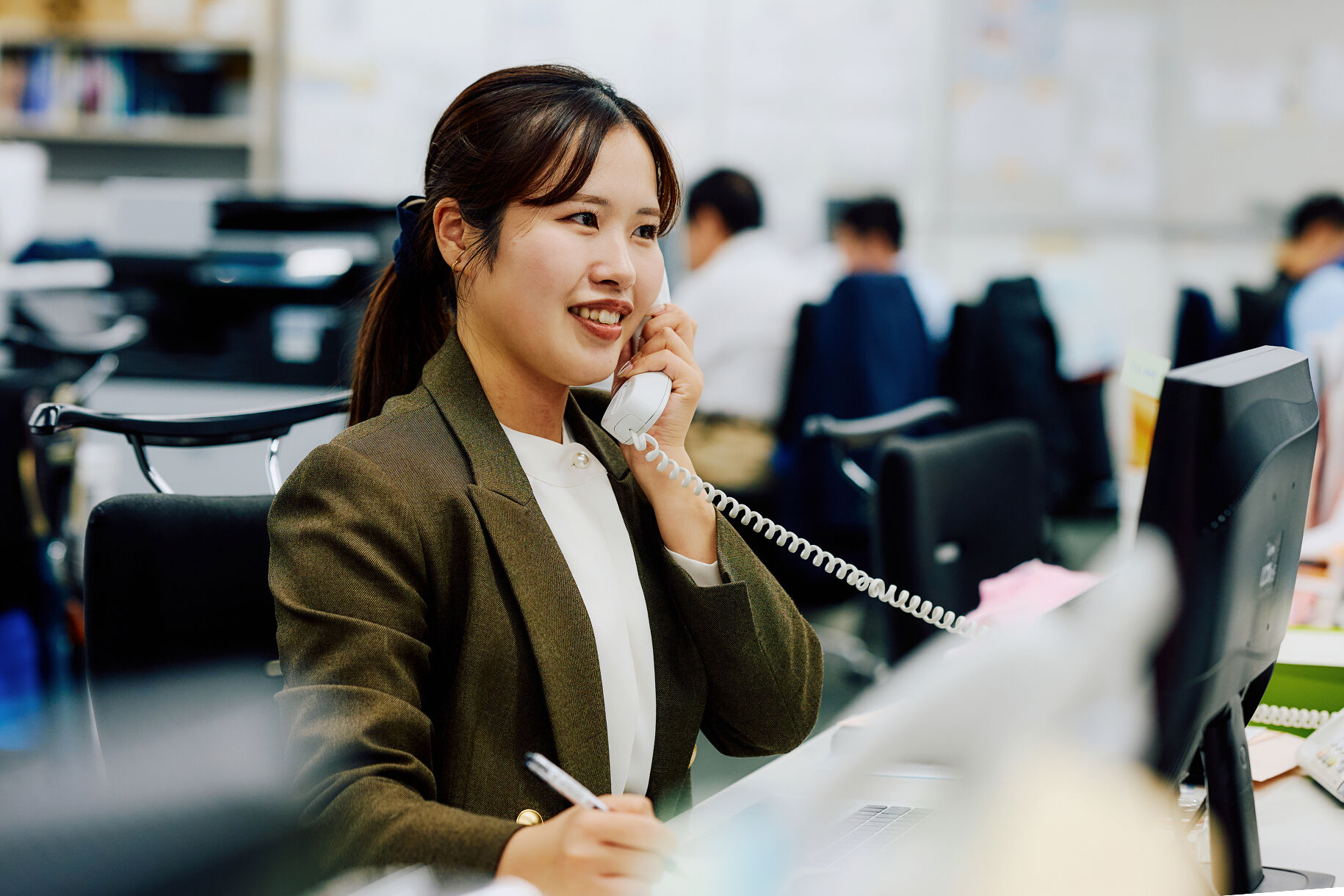 岩﨑 葵 業務中の様子01