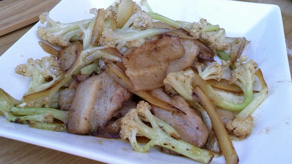 お店の柿山さんオススメメニュー♪ カリフラワーと豚バラ炒め 材料⇒カリフラワー160g(今回は天草一号を使用)、豚バラ100g、サラダ油、塩コショウ、醤油 少々